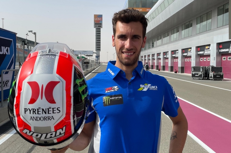 El pilot Àlex Rins amb la imatge de Pyrénées a la part superior del casc.